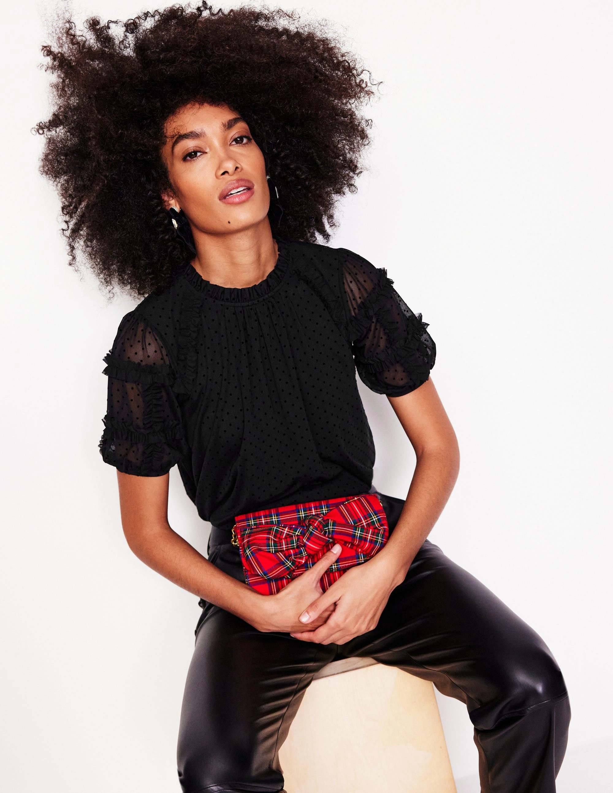 Short-Sleeve Spotty Tulle Top-Black Basic Sweatshirt