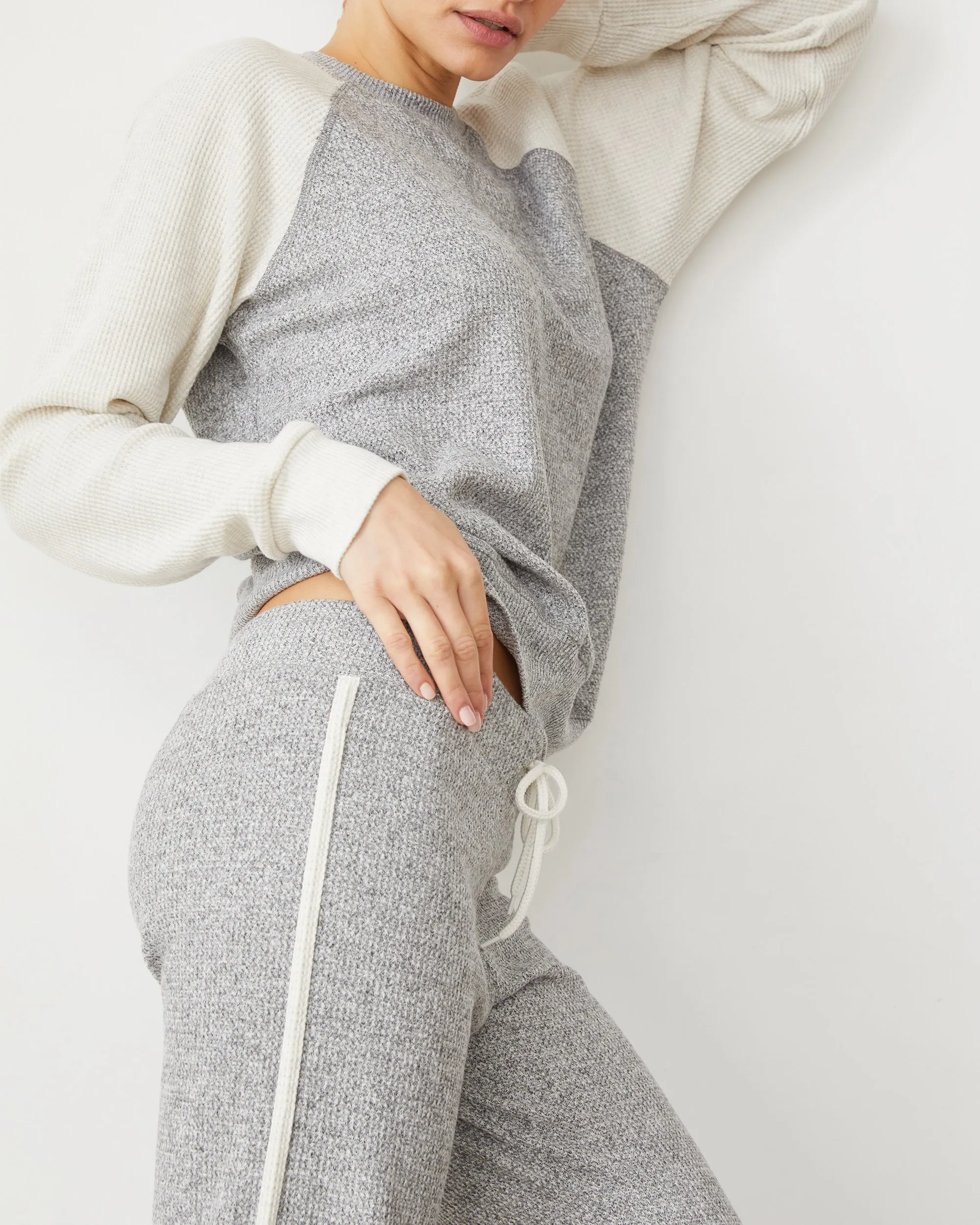 Brushed Thermal Color Block Raglan Light and Comfortable Wear Timeless Fit Look