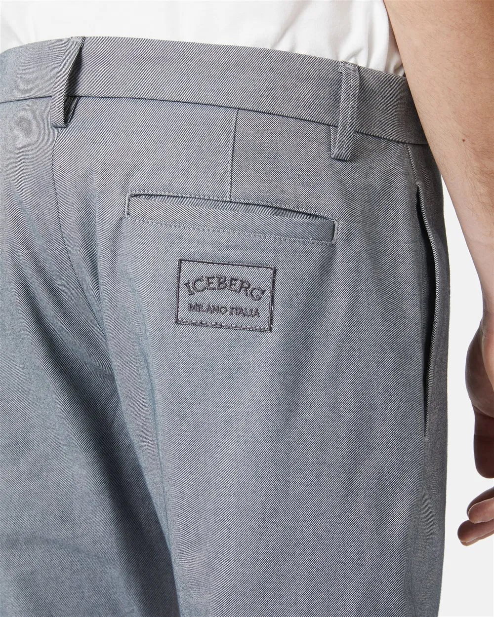 Chinos with regular fit