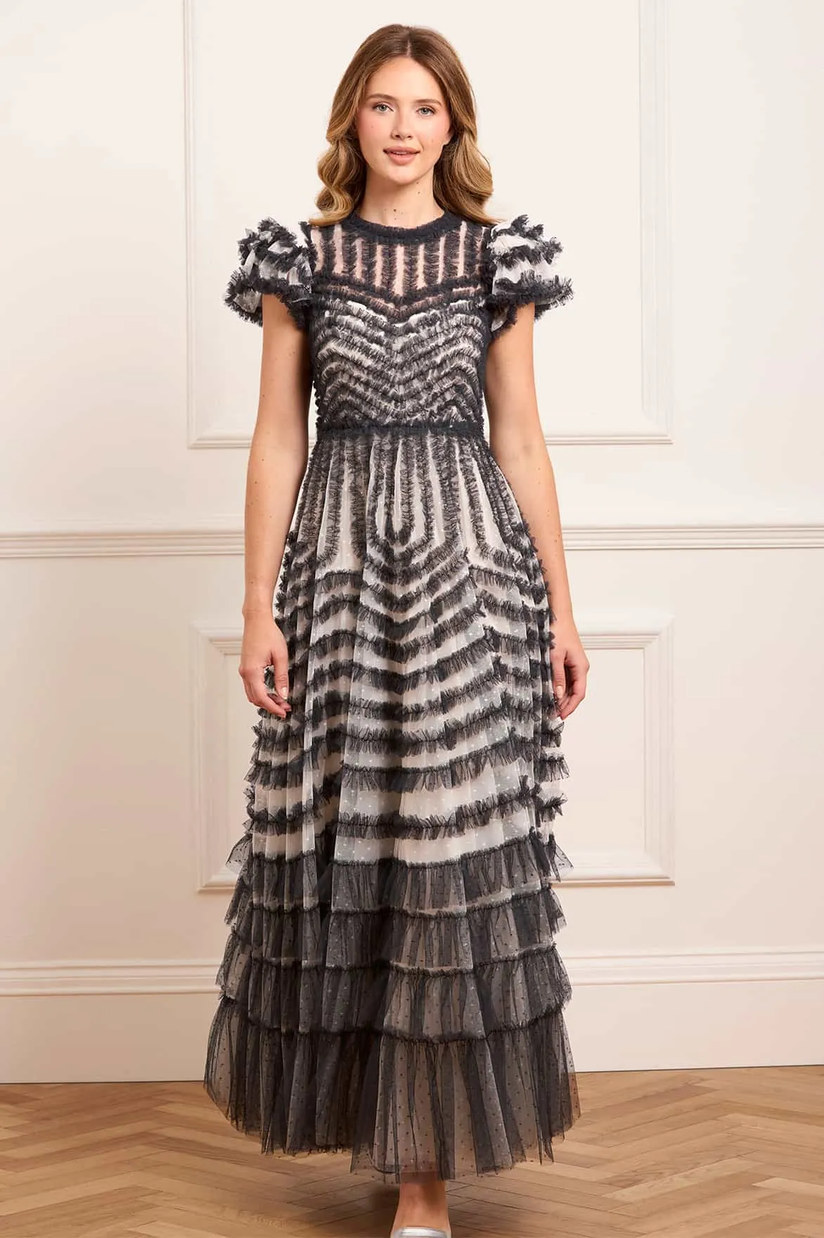 Balanced Shape Airy Movement La Vie En Rose Round Neck Short Sleeve Gown