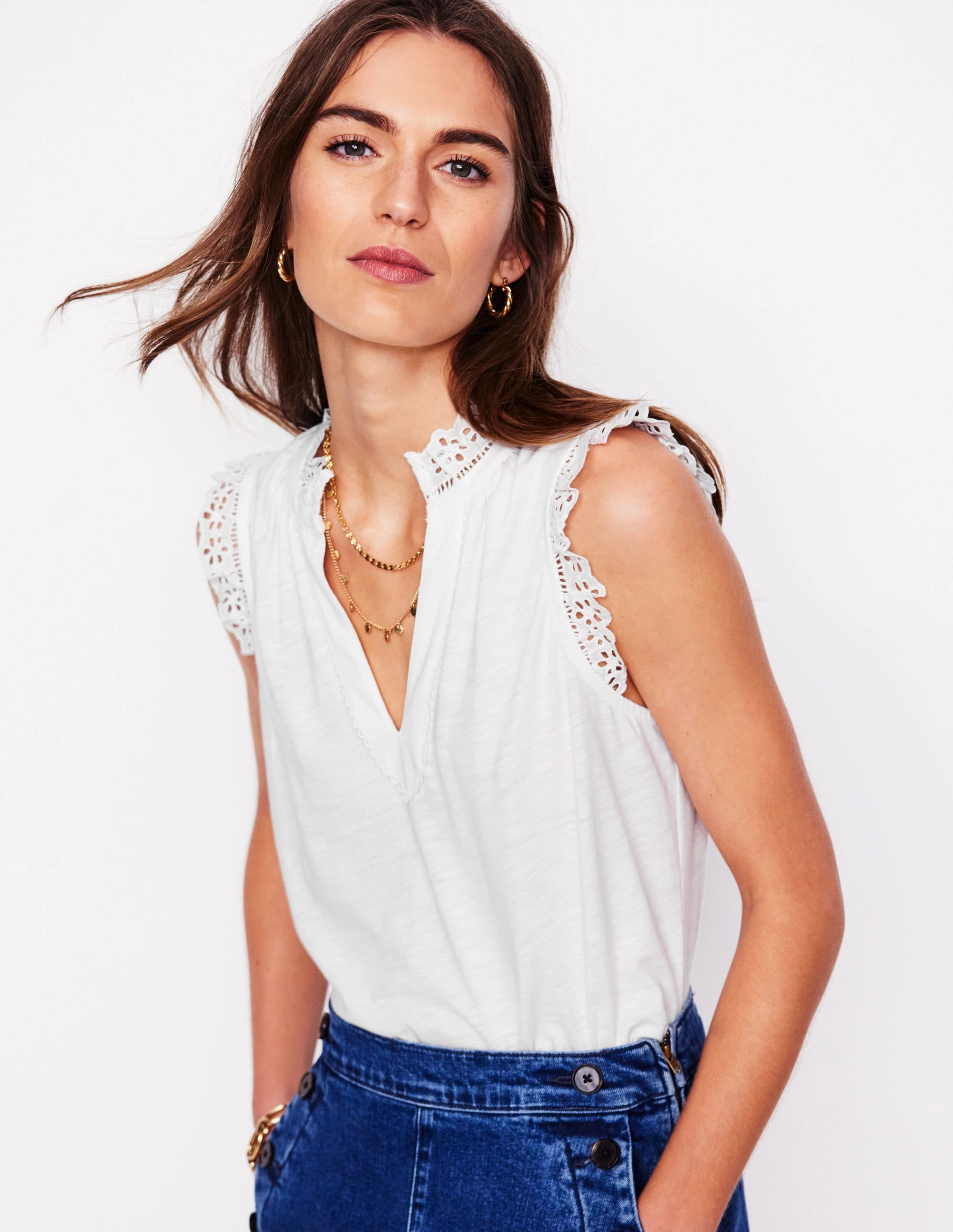Stretch Fit Minimalist Stitching Aria Broderie Trim Vest-White