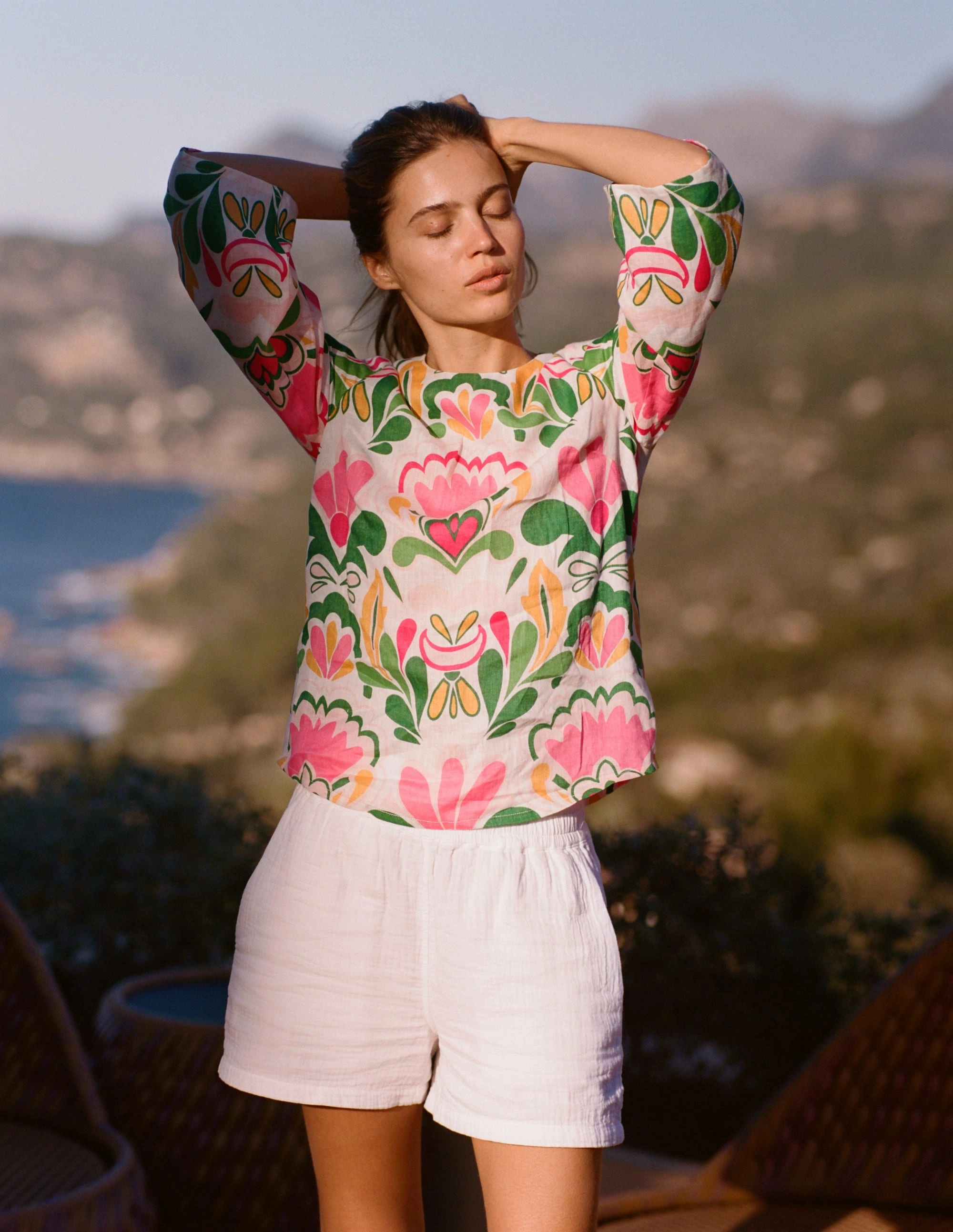 Fluted Sleeve Linen Top-Multi, Freesia Stamp Thermochromic Color Shift Tech