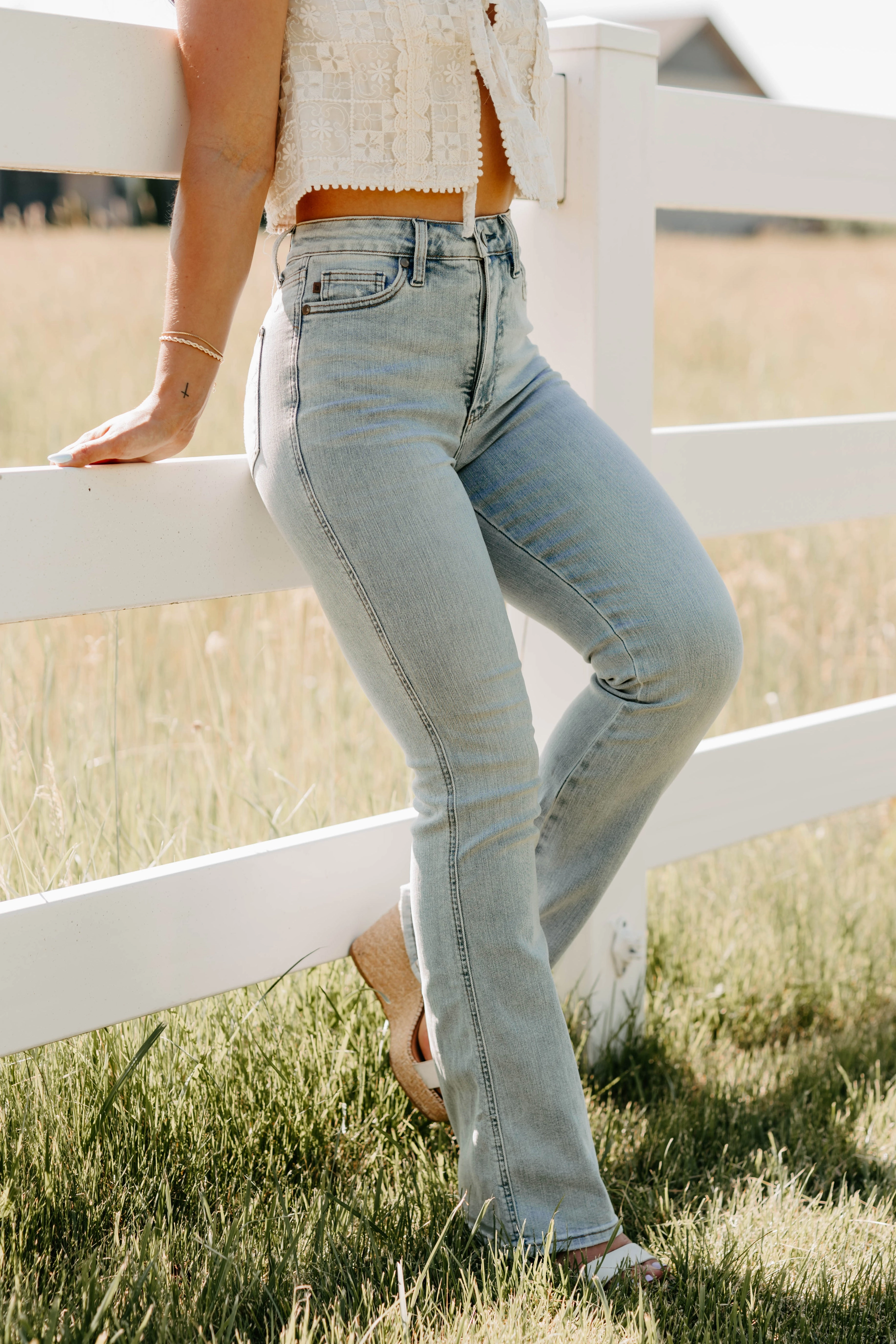 Isa Tummy Control Bootcut Judy Blue Jeans (Light) Curved Hemline Airflow Weave Pattern