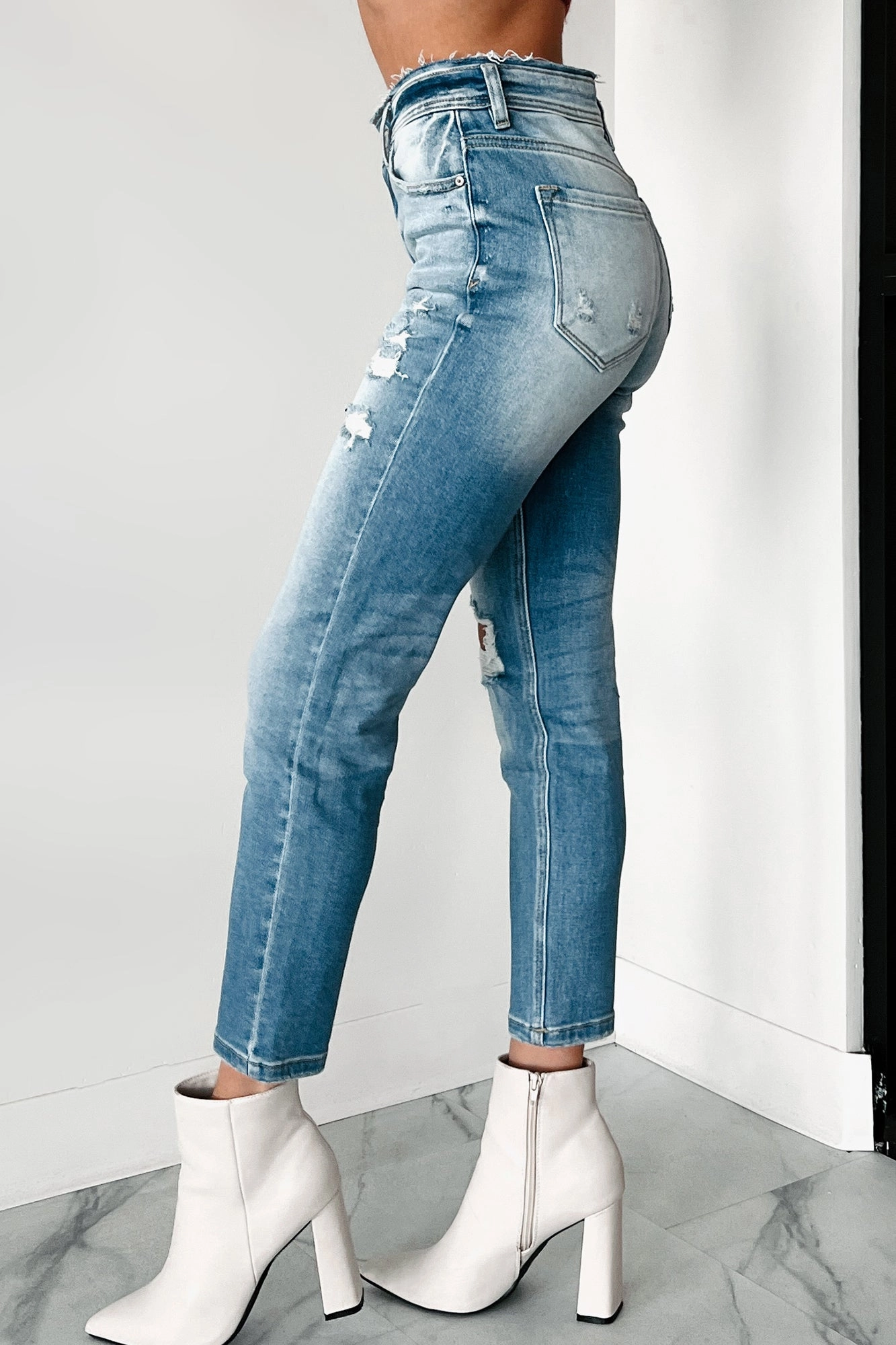 Andreas High Rise Distressed Kancan Mom Jeans (Light) Active Blouse Antibacterial
