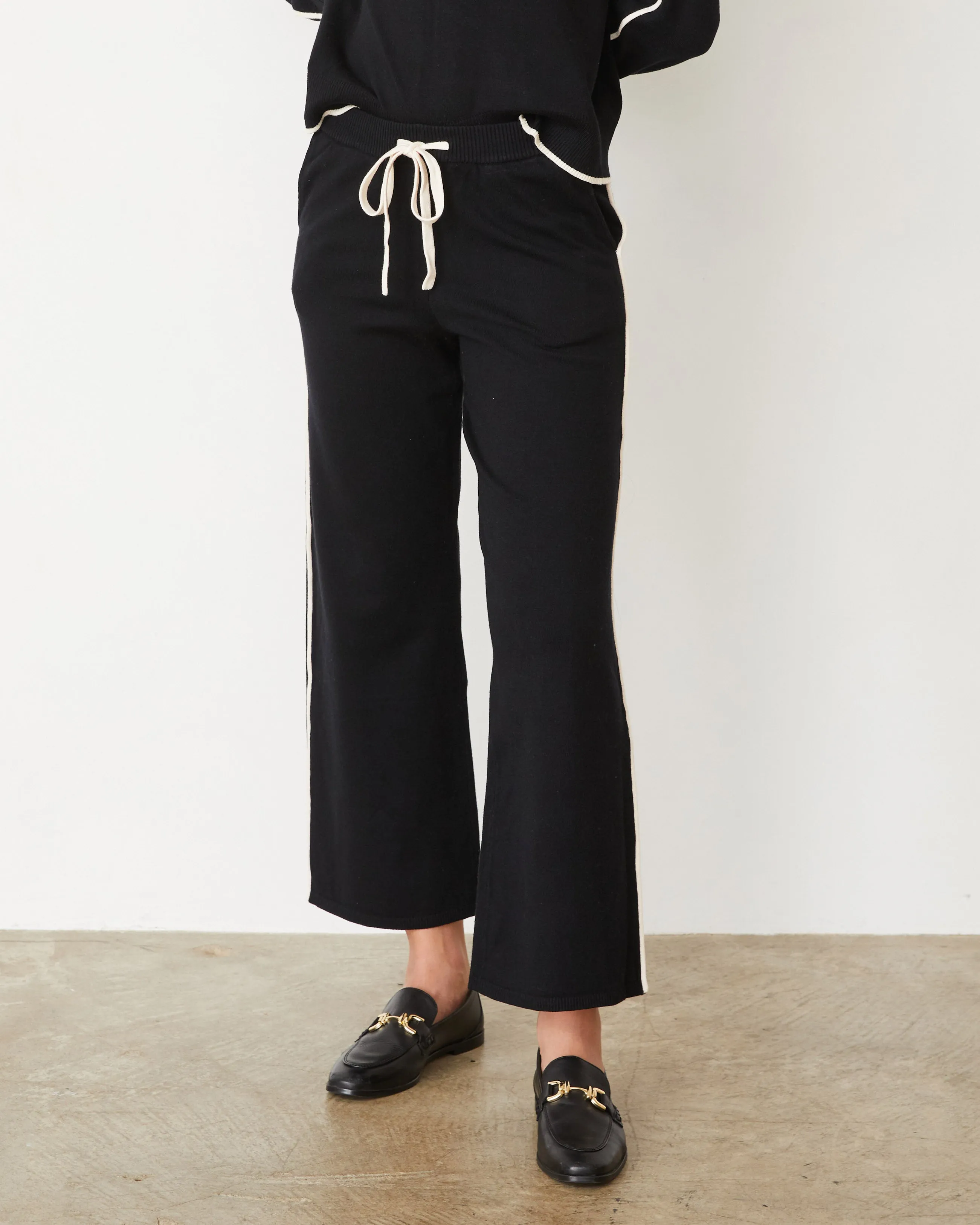 Sweat Wicking Liner Stable Shape Lightknit Pant With Contrast Piping