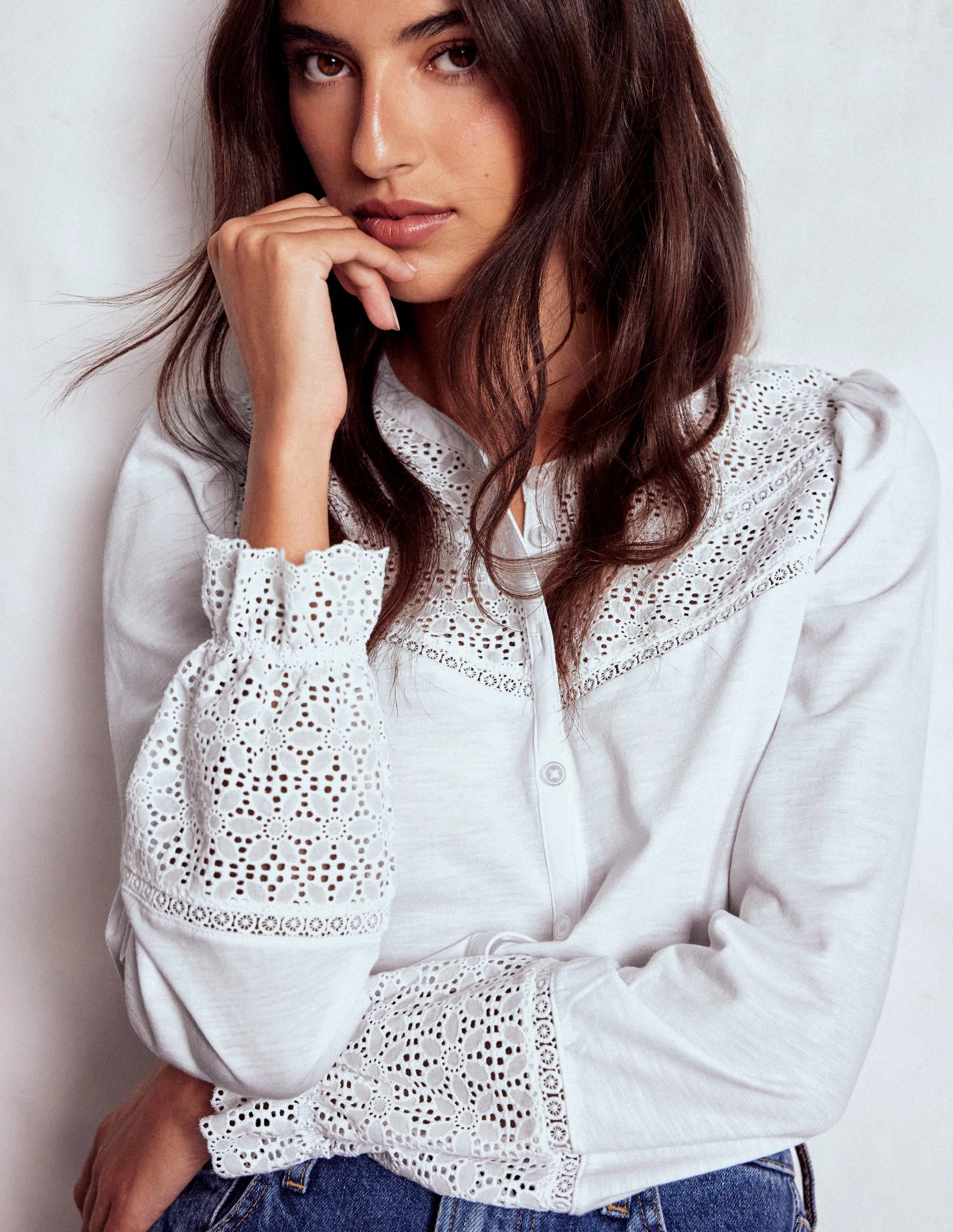Pippa Broderie Jersey Shirt-White Fleece Pullover