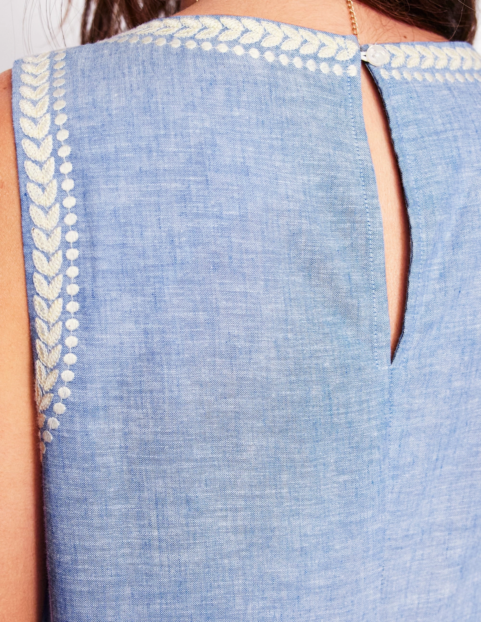 Embroidered Linen Blend Top-Chambray FlexibleMobility VentilatedMeshPaneling