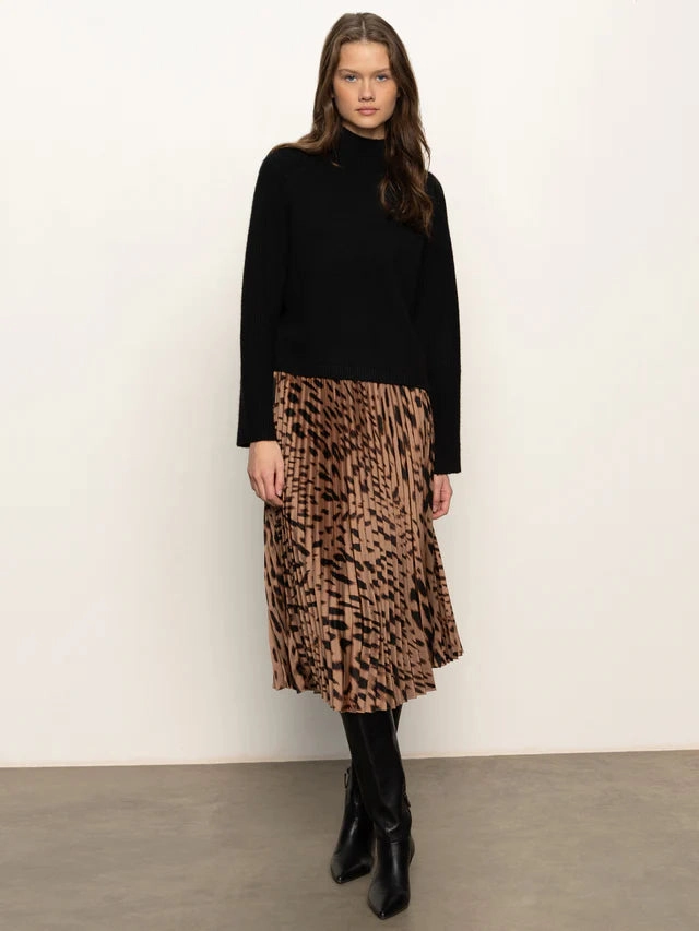 Sanctuary Nostalgia Pleated Midi Skirt in Mocha Leo V-neck Shirt FourWay Stretch