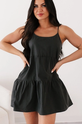 Coffee Break Tempting Eyes Sleeveless Tiered Mini Dress (Black)