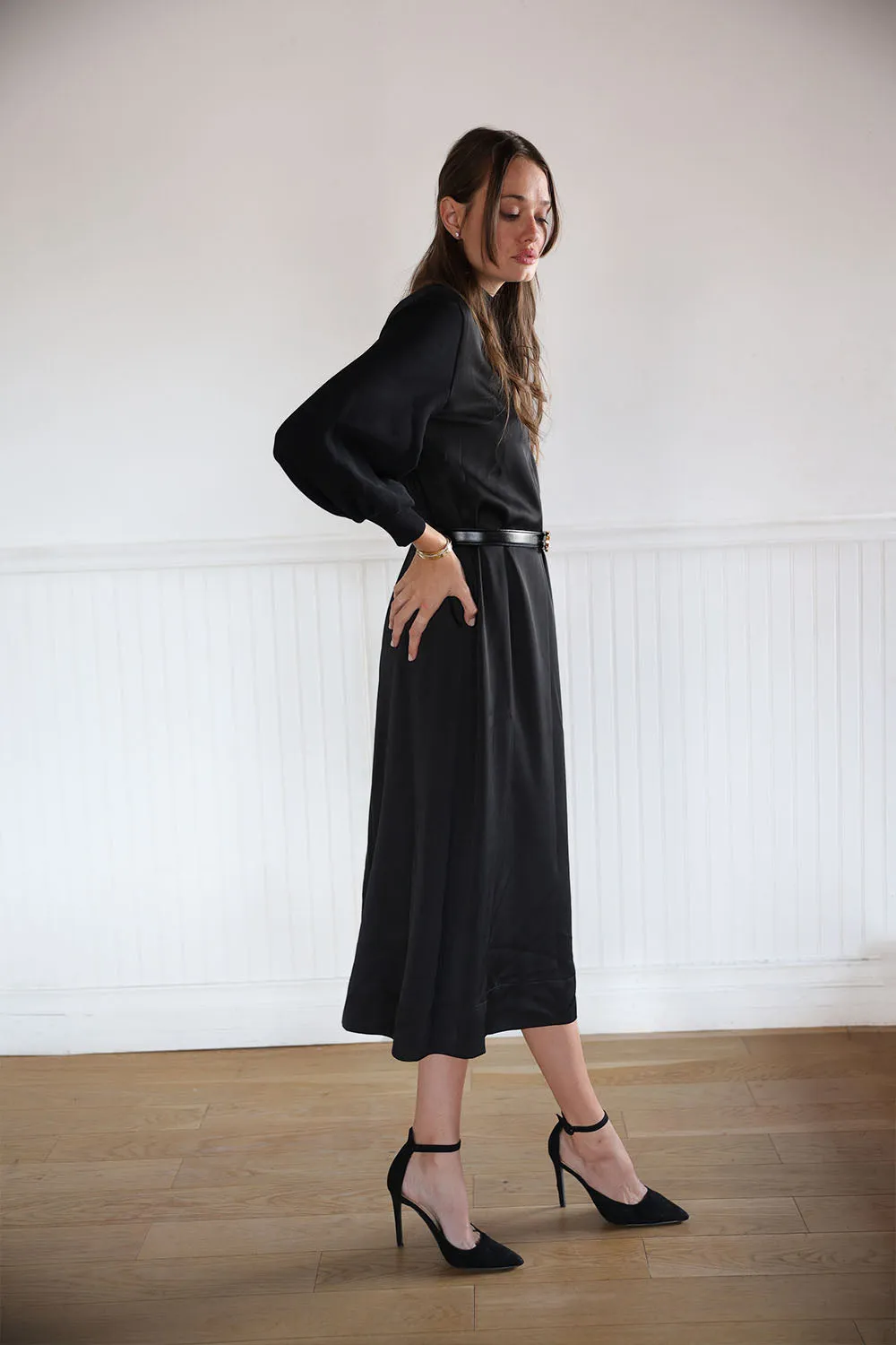 Vee Silk Knit Dress All-Purpose Wear Event Safe