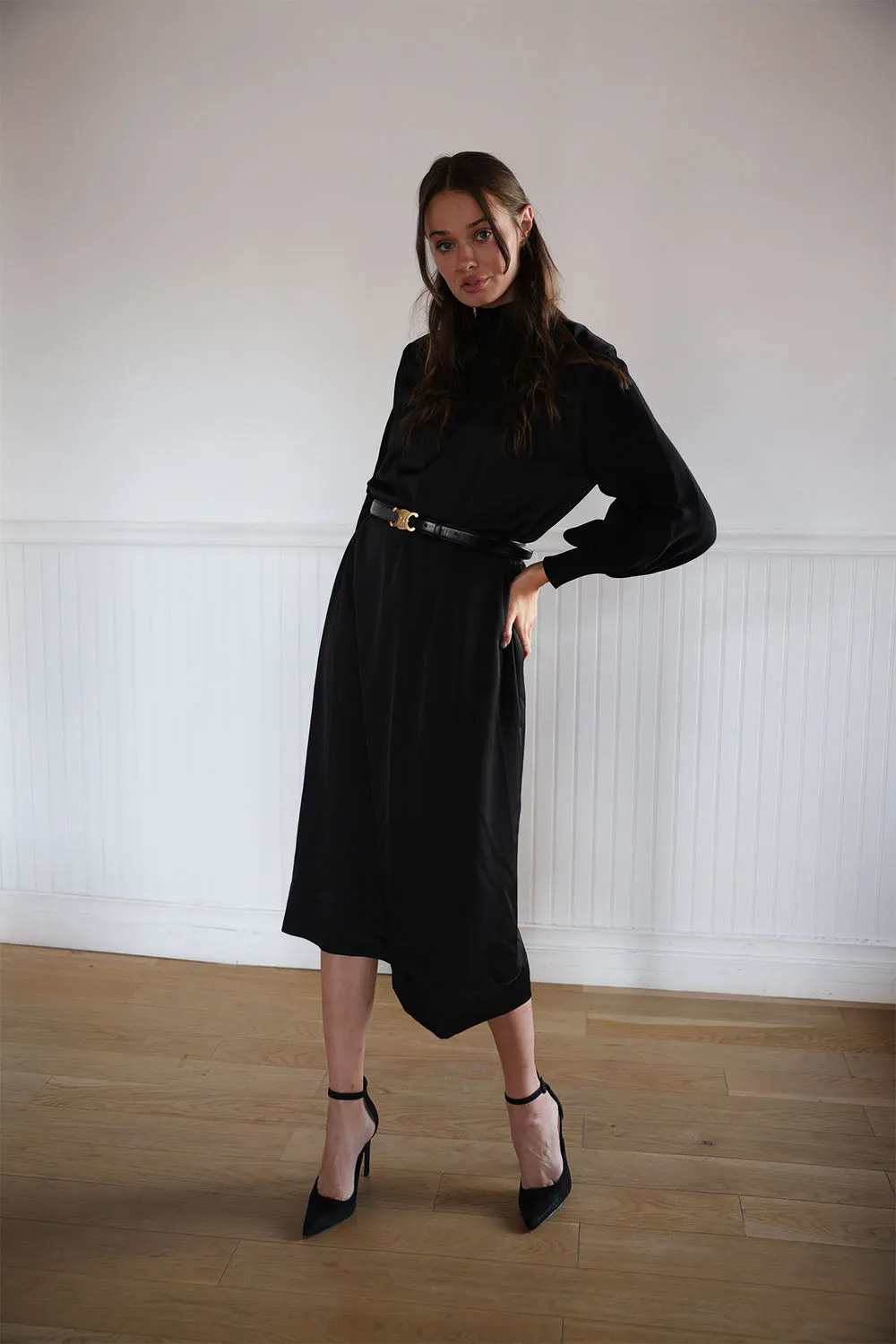 Vee Silk Knit Dress Sharp Detail Relax Cut