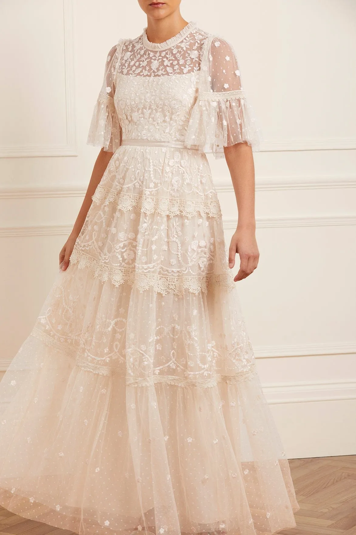 flattering appearance Villa Mood Midsummer Lace Round Neck Gown