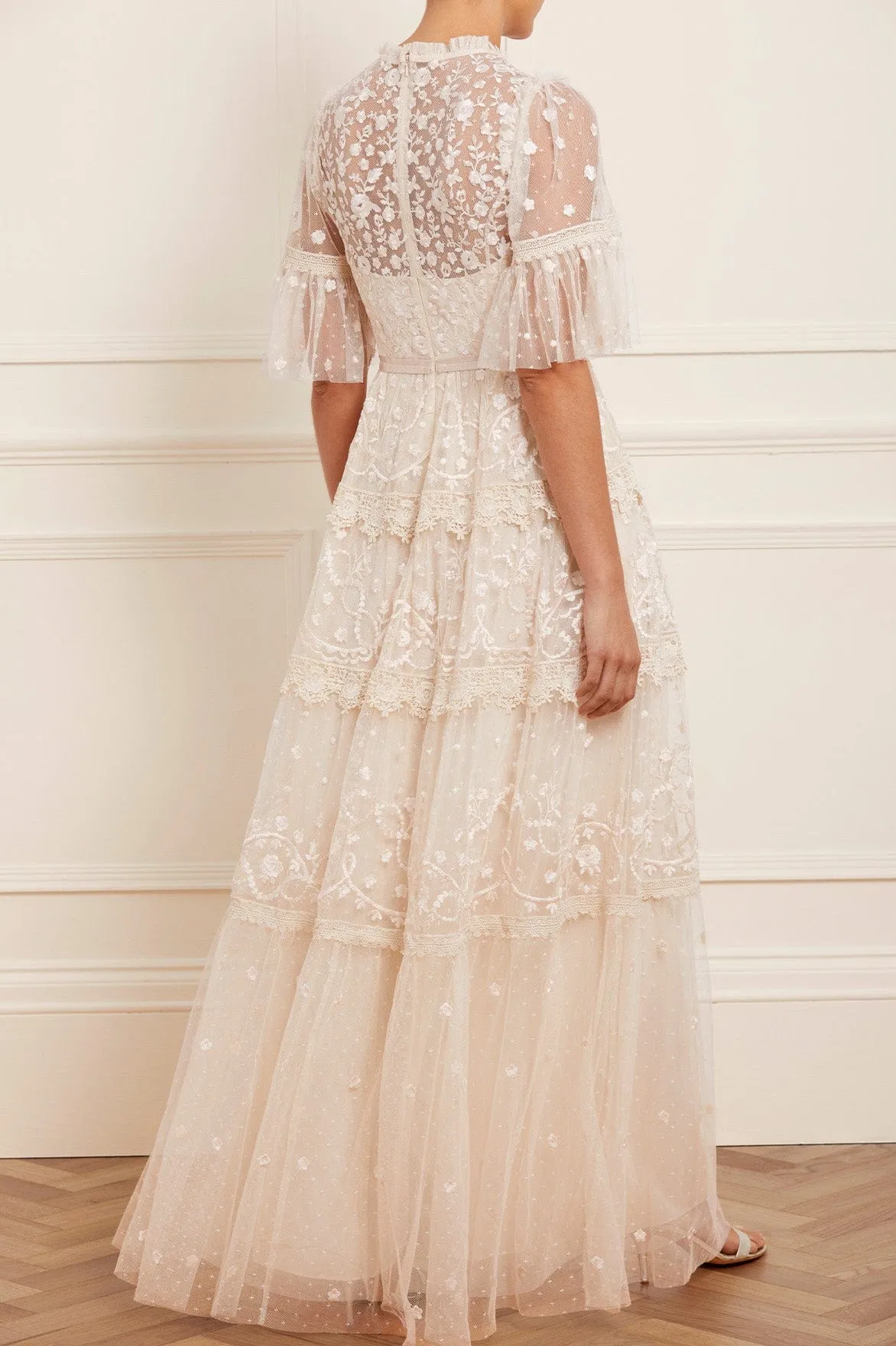 Smooth Detail Midsummer Lace Round Neck Gown